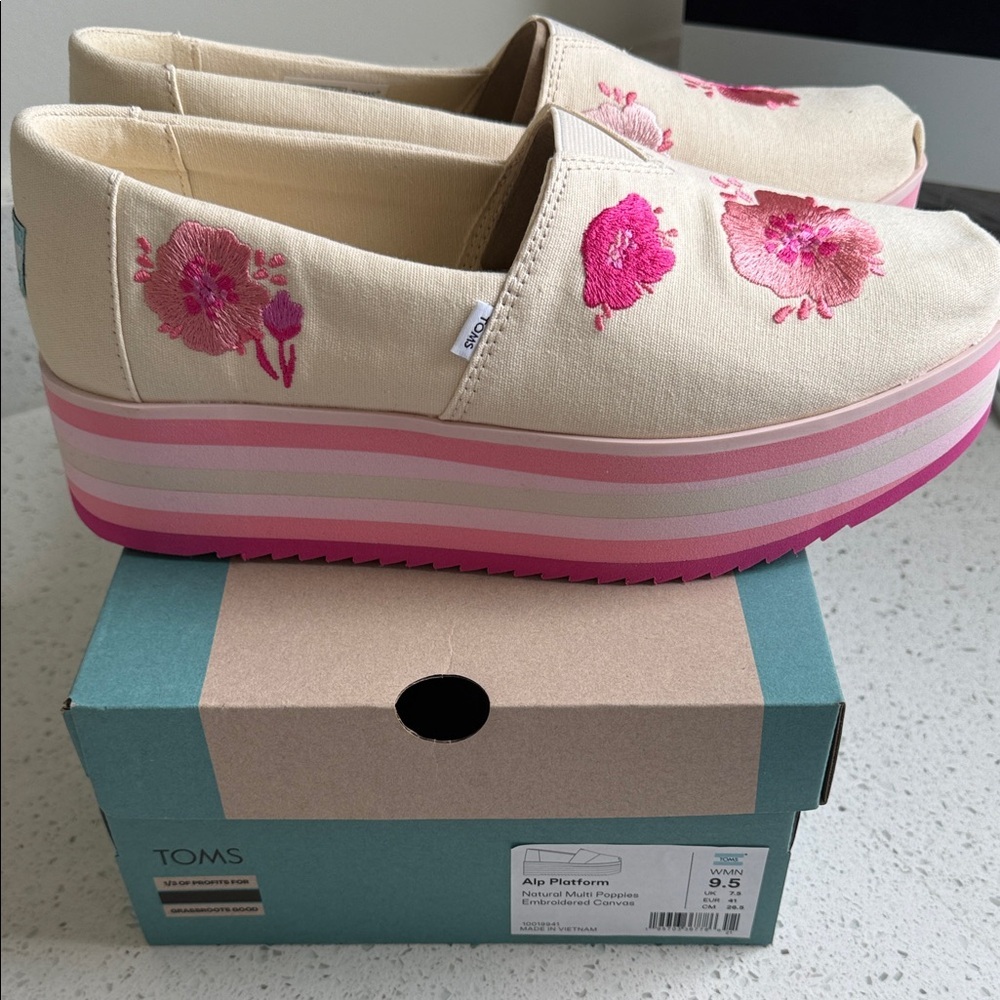 New TOMS Women's Beige Slip-On Shoes with Pink Floral Embroidery - Picture 4 of 9